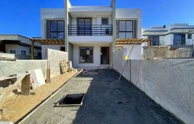 Imagem: A casa possui 3 Dormitórios, 2 Banheiros, 2 Vagas na garagem