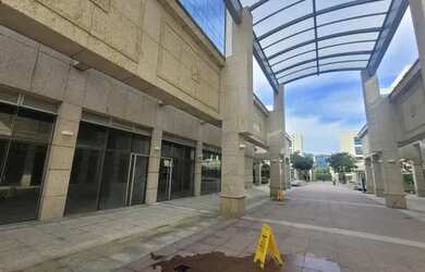 Imagem: O depósito possui 5 Vagas na garagem, 1.030m² de Área e