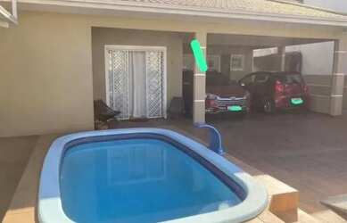 Imagem: A casa possui 3 Dormitórios, 2 Banheiros, 1 Vaga na garagem