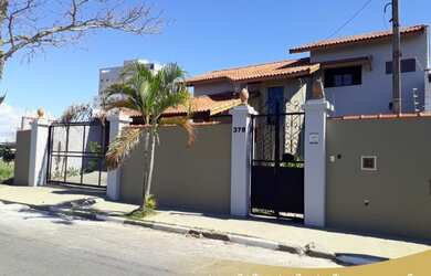 Imagem: A casa possui 3 Dormitórios, 1 Banheiro, 2 Vagas na garagem