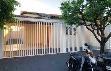 Imagem: A casa possui 2 Dormitórios, 2 Banheiros, 2 Vagas na garagem