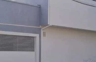 Imagem: A casa possui 4 Dormitórios, 3 Banheiros, 2 Vagas na garagem