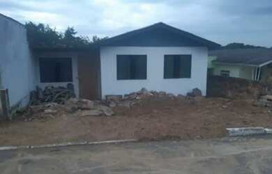 Imagem: A casa possui 2 Dormitórios, 1 Banheiro, 2 Vagas na garagem