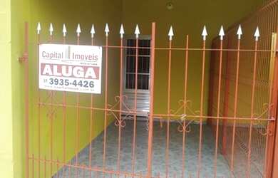 Imagem: A casa possui 1 Dormitório, 1 Banheiro, 1 Vaga na garagem