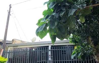 Imagem: A casa possui 2 Dormitórios, 1 Banheiro, 2 Vagas na garagem