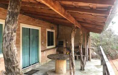 Imagem: A casa possui 2 Dormitórios e 1 Vaga na garagem e está localizado