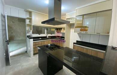 Imagem: A casa possui 3 Dormitórios, 4 Banheiros, 4 Vagas na garagem