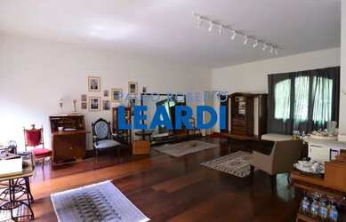 Imagem: A casa possui 4 Dormitórios, 5 Banheiros, 2 Vagas na garagem