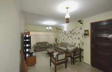 Imagem: A casa possui 3 Dormitórios, 1 Banheiro, 2 Vagas na garagem