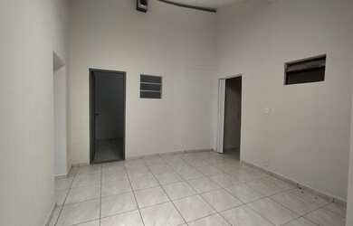 Imagem: A casa possui 3 Dormitórios, 1 Banheiro, 1 Vaga na garagem