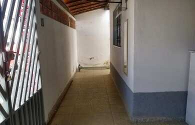 Imagem: A casa à venda possui 3 Dormitórios, 1 Banheiro, 2 Vagas na