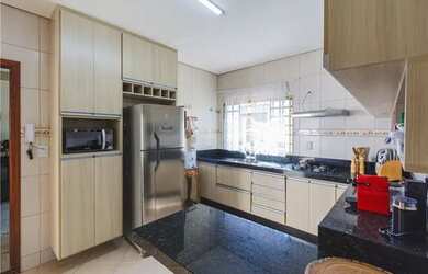 Imagem: A casa possui 2 Dormitórios, 1 Banheiro, 2 Vagas na garagem