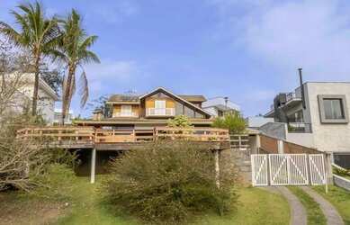 Imagem: A casa em condomínio possui 4 Dormitórios, 4 Banheiros, 336m²