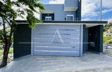 Imagem: A casa possui 3 Dormitórios, 2 Banheiros, 2 Vagas na garagem