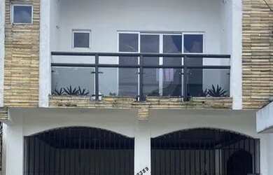 Imagem: A casa possui 3 Dormitórios, 3 Banheiros, 2 Vagas na garagem