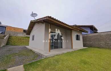 Imagem: A casa possui 2 Dormitórios, 1 Banheiro, 1 Vaga na garagem