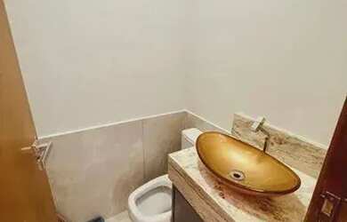 Imagem: A casa e possui 2 Dormitórios, 1 Banheiro, 1 Vaga na garagem