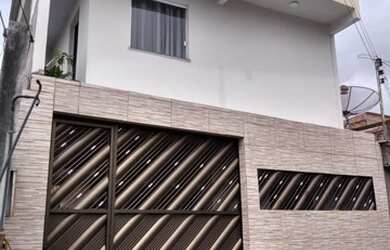 Imagem: A casa possui 3 Dormitórios, 2 Banheiros, 1 Vaga na garagem