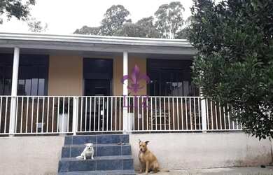 Imagem: A casa possui 2 Dormitórios, 1 Banheiro, 2 Vagas na garagem