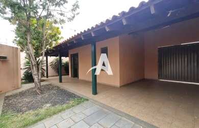 Imagem: A casa possui 3 Dormitórios, 3 Banheiros, 2 Vagas na garagem