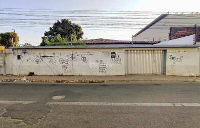 Imagem: A casa possui 5 Dormitórios, 3 Banheiros, 3 Vagas na garagem