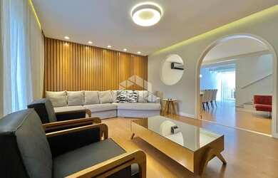 Imagem: A casa possui 4 Dormitórios, 4 Banheiros, 4 Vagas na garagem