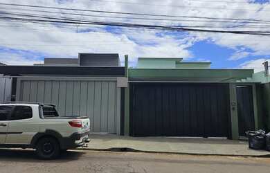 Imagem: A casa possui 3 Dormitórios, 2 Banheiros, 2 Vagas na garagem