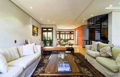 Imagem: A casa possui 4 Dormitórios, 5 Banheiros, 4 Vagas na garagem