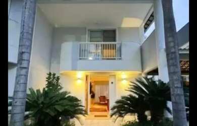 Imagem: A casa em condomínio possui 5 Dormitórios, 5 Banheiros e 610m²