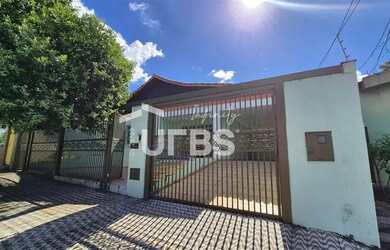 Imagem: A casa possui 4 Dormitórios, 4 Banheiros, 4 Vagas na garagem