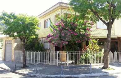 Imagem: A casa possui 3 Dormitórios, 4 Banheiros, 2 Vagas na garagem