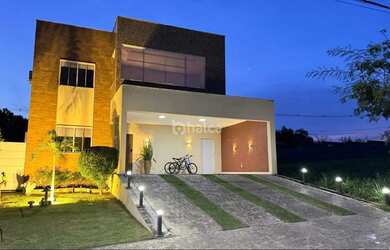 Imagem: A casa possui 4 Dormitórios, 4 Banheiros, 4 Vagas na garagem