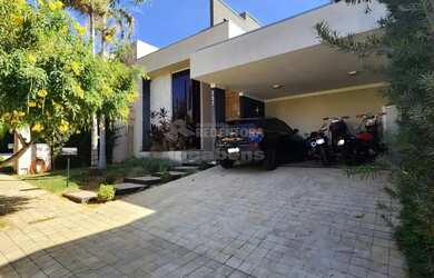 Imagem: A casa em condomínio possui 3 Dormitórios, 5 Banheiros, 4