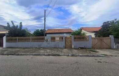 Imagem: A casa possui 3 Dormitórios, 2 Banheiros, 2 Vagas na garagem