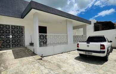 Imagem: A casa possui 4 Dormitórios, 1 Banheiro, 5 Vagas na garagem