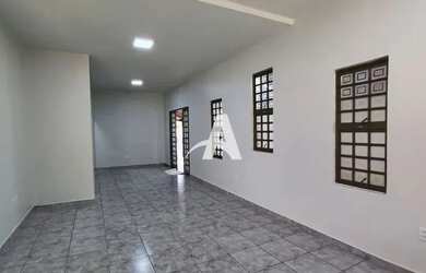 Imagem: A casa possui 3 Dormitórios, 4 Banheiros, 1 Vaga na garagem