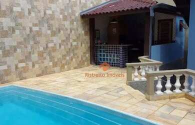 Imagem: A casa possui 4 Dormitórios, 5 Banheiros, 4 Vagas na garagem