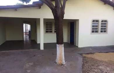 Imagem: A casa possui 4 Dormitórios, 2 Banheiros, 2 Vagas na garagem