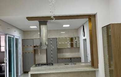 Imagem: A casa possui 3 Dormitórios, 4 Banheiros, 2 Vagas na garagem