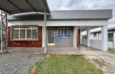 Imagem: A casa possui 2 Dormitórios, 2 Banheiros, 2 Vagas na garagem