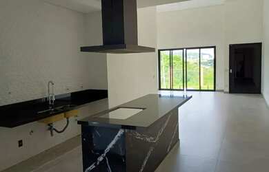 Imagem: A casa em condomínio possui 4 Dormitórios, 4 Banheiros, 275m²