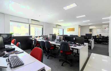 Imagem: O depósito possui 5 Vagas na garagem, 155m² de Área e está