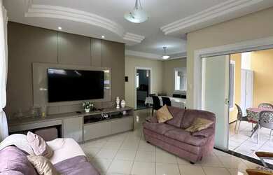 Imagem: A casa em condomínio possui 4 Dormitórios, 2 Banheiros, 2