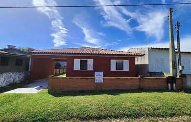 Imagem: A casa possui 3 Dormitórios, 1 Banheiro, 1 Vaga na garagem