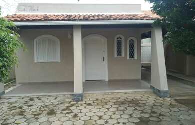 Imagem: A casa possui 2 Dormitórios, 1 Banheiro, 2 Vagas na garagem