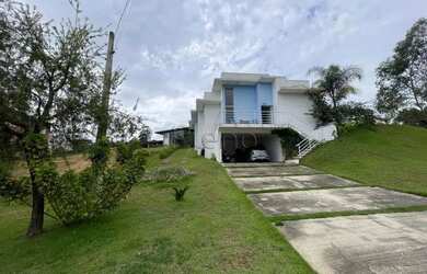 Imagem: A casa em condomínio possui 3 Dormitórios, 2 Banheiros, 4