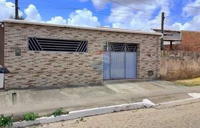 Imagem: A casa possui 3 Dormitórios, 2 Banheiros, 2 Vagas na garagem