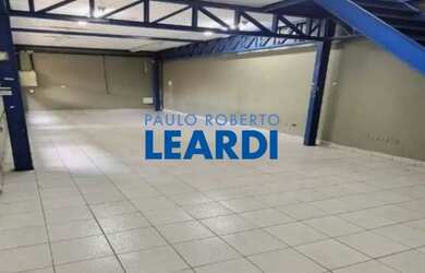 Imagem: O depósito possui 3 Vagas na garagem e 440m² de Área e está