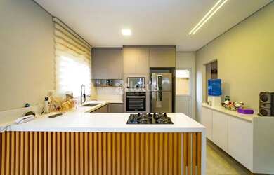 Imagem: A casa em condomínio possui 3 Dormitórios, 2 Banheiros, 1