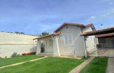 Imagem: A casa possui 4 Dormitórios, 2 Banheiros, 3 Vagas na garagem